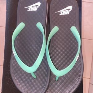 Nike waterproof flipflops